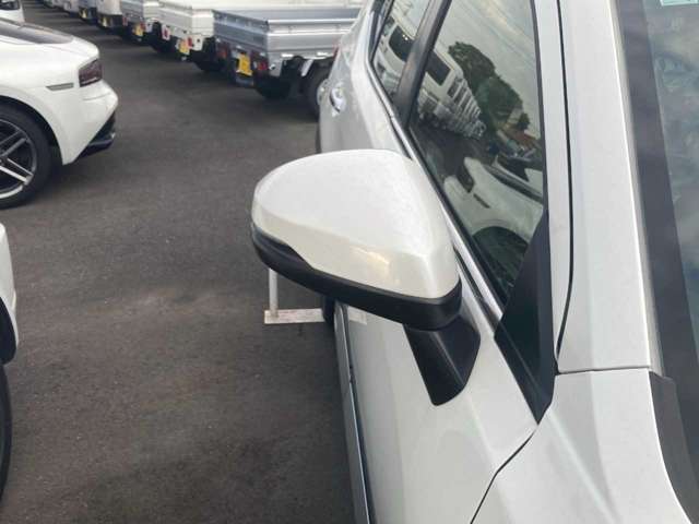 ＜右前ミラー＞後方の安全確認もバッチリ！車の形に合わせたミラーで見やすさアップ！