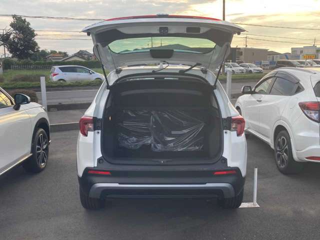 ＜バックドア＞高く跳ね上がるので荷物の出し入れが楽々♪