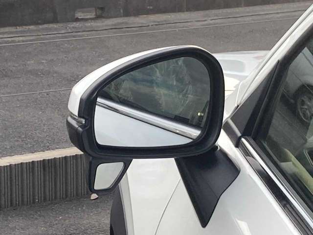 ＜左前ミラー＞後方の安全確認もバッチリ！車の形に合わせたミラーで見やすさアップ！