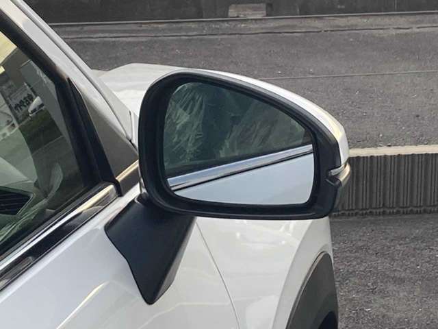 ＜右前ミラー＞後方の安全確認もバッチリ！車の形に合わせたミラーで見やすさアップ！
