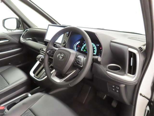 シンプルで使いやすいデザインの運転席です。