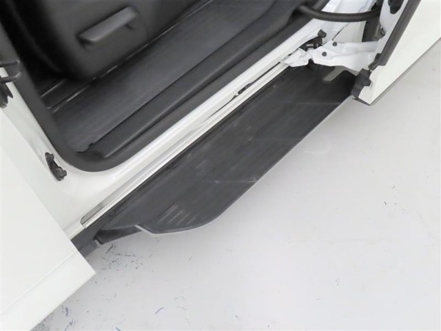 ユニバーサルステップを装備しております。