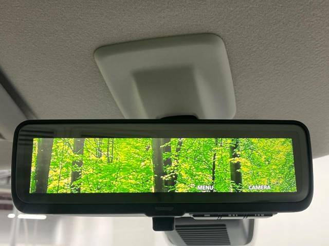 【デジタルルームミラー】後席の大きな荷物や同乗者で後方が確認しづらい時でも安心！カメラが撮影した車両後方の映像をルームミラー内に表示。クリアな視界で状況の確認が可能です！