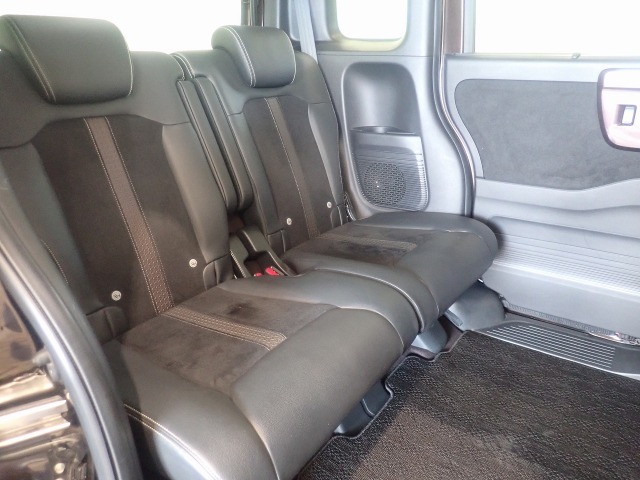 後部座席のスペースもしっかりと確保されており、ゆっくりお寛ぎ頂けます。