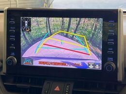 【バックカメラ】駐車時に後方がリアルタイム映像で確認できます。大型商業施設や立体駐車場での駐車時や、夜間のバック時に大活躍！運転スキルに関わらず、今や必須となった装備のひとつです！