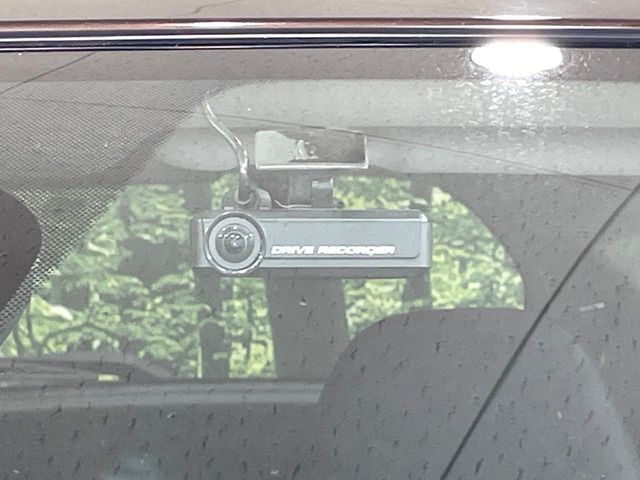 【ドライブレコーダー】安心・安全なカーライフに必須のドライブレコーダーを装備！走行中はもちろん、あおり運転や事故に遭遇した際の状況も映像で記録し、万一のリスクに備えます。