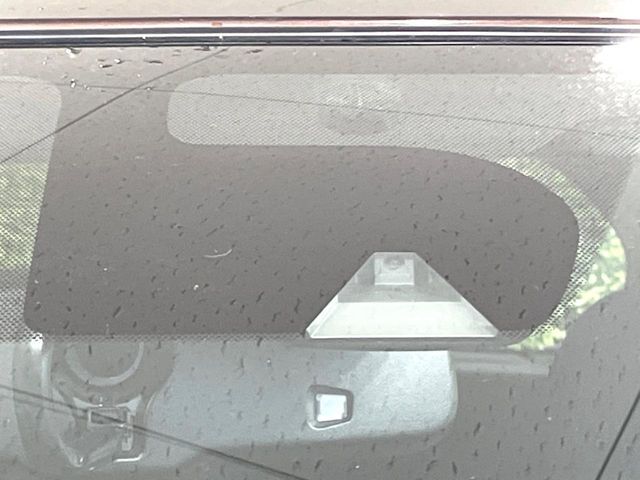 【エマージェンシーブレーキ】走行中に前方の車両等を認識し、衝突しそうな時は警報とブレーキで衝突回避と被害軽減をアシスト。より安全にドライブをお楽しみいただけます。