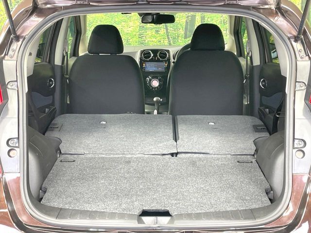 普段のお買い物や通勤、送迎等に十分な荷室スペースを確保しております。セカンドシートを倒すと、大きな荷物の積載も可能です♪