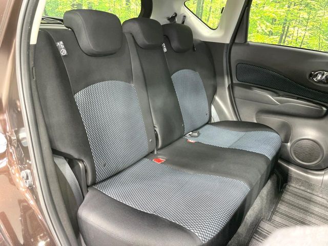 後部座席も気になるようなキズ・汚れやへたり等、大きなダメージはなく、良好な状態です。