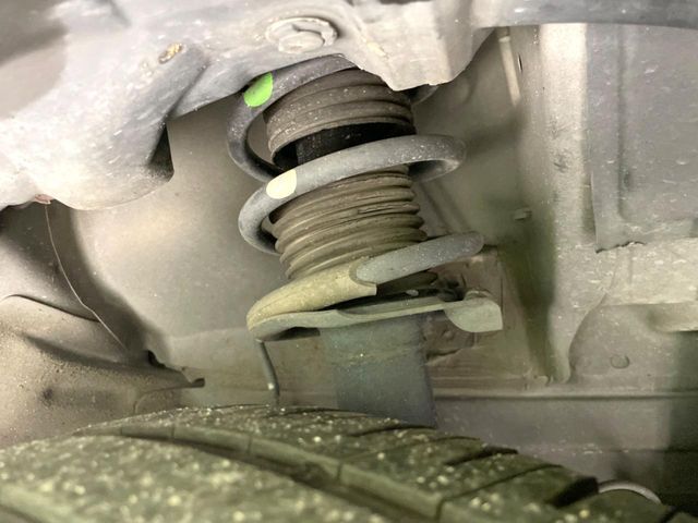 お車を安心してお乗りいただく為には、足回りの定期点検が欠かせません。サービスサポート（有償保証）では無料点検もご提供しており、安心のカーライフをお過ごしいただけるサポート体制が整っています。