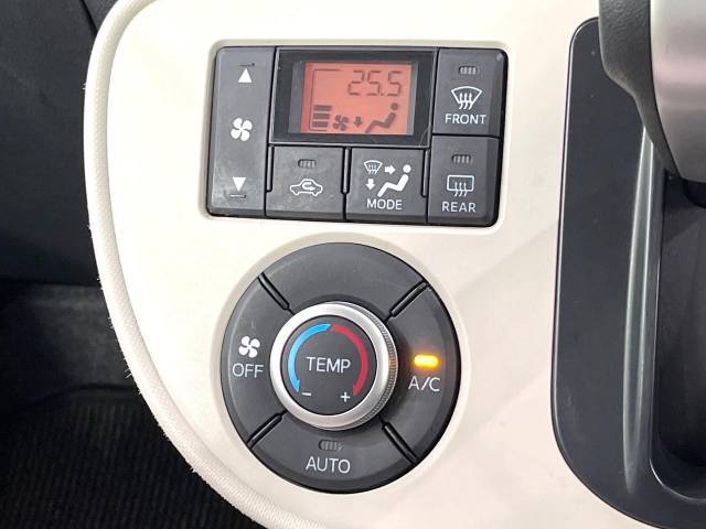 【オートエアコン】一度お好みの温度に設定すれば、車内の温度を検知し風量や温度を自動で調整。暑い…寒い…と何度もスイッチ操作をする必要はありません。快適な車内空間には必須の機能ですね♪