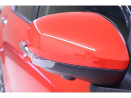 周りの車に、「ウインカー＆ハザード」を気付いてもらえる装備です。安全性とドレスアップを両立するうれしい装備です！