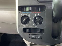 寒い冬も暑い夏も全席に快適な空調を届けてくれる、ダイヤル式エアコンを装備♪