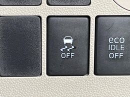 【横滑り防止装置】車両の横滑りを感知すると、自動的に車両の進行方向を保つように車両を制御します。雨の日など滑りやすい路面状況でも安全な運転が可能です。