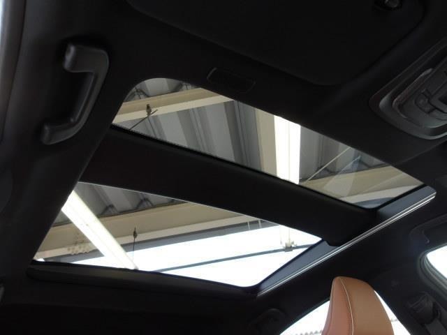 パノラマルーフのおかげで晴れた良い天気のときには気持のよい青空との一体感を感じられることができます！