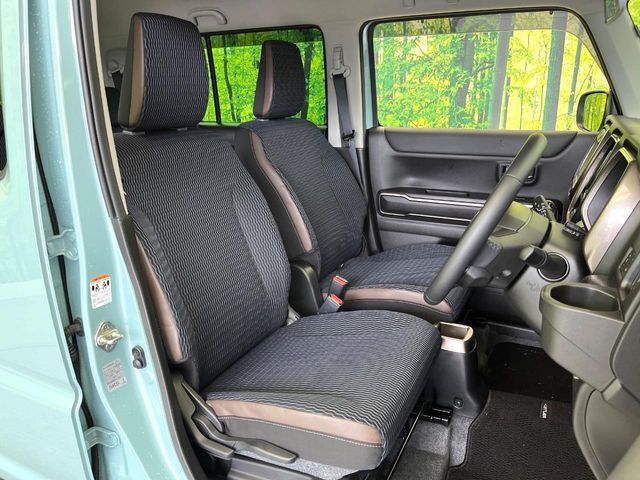 運転席シート廻りは使用感も少なく、良好な状態となっています。丁寧に使われていたことがよくわかりますね。
