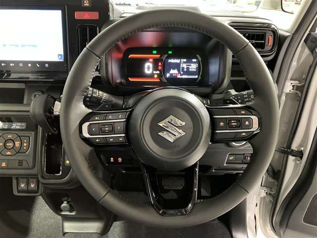 ステアリングスイッチステアリングから手を放さず、運転をしながらオーディオ等の操作ができます。