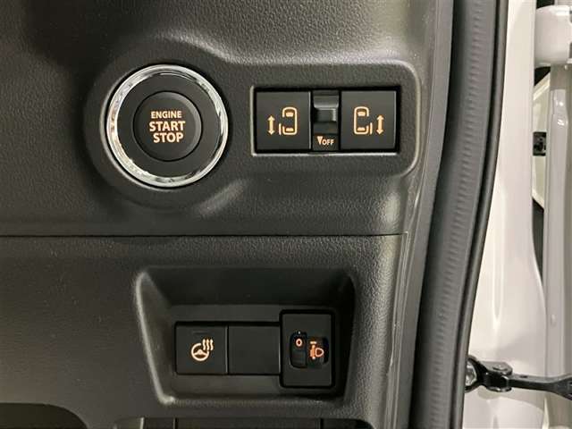 スマートキーを携帯していればキーを取り出さずにドアを施錠＆解錠。クルマの始動も可能です。