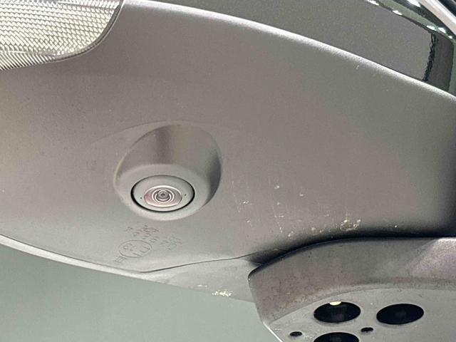 純正ナビゲーションを装着することで狭い道でのすれ違い時に下廻りを映し出す事ができます。他の3つのカメラと連携してパノラマモニターにも対応することが出来ます。