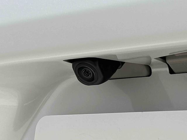 バックカメラ装備　ナビゲーション等を装着した場合には車両の前後左右に搭載した4つのカメラにより、車庫入れや狭い道でのすれ違いをしっかりサポートするパノラマモニター対応カメラが付いてます