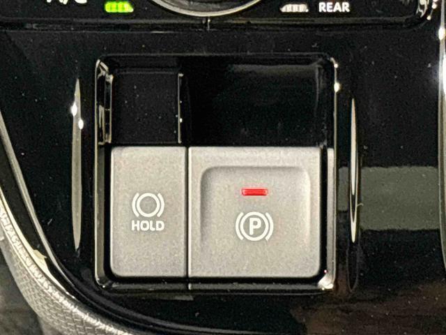指先だけで簡単に操作が可能な電動パーキングブレーキを採用。「HOLD」スイッチを押すと、渋滞や信号待ちなどでブレーキペダルから足を離しても、ブレーキを保持するので安心です