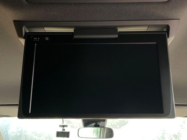 【フリップダウンモニター】大画面モニターで後席でもエンタメをお楽しみいただけます。小さなお子様にも大人気の装備です♪