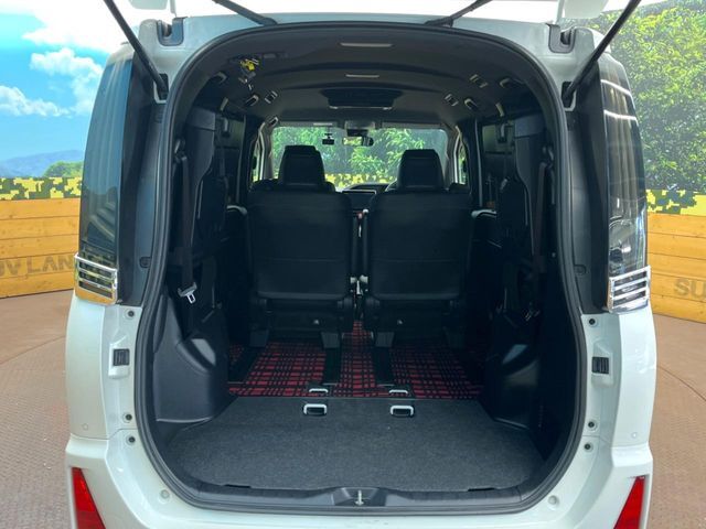 後席を格納すると、これだけの広さが！シーンに合わせたシートアレンジで、大きな荷物も積むことが出来ます♪