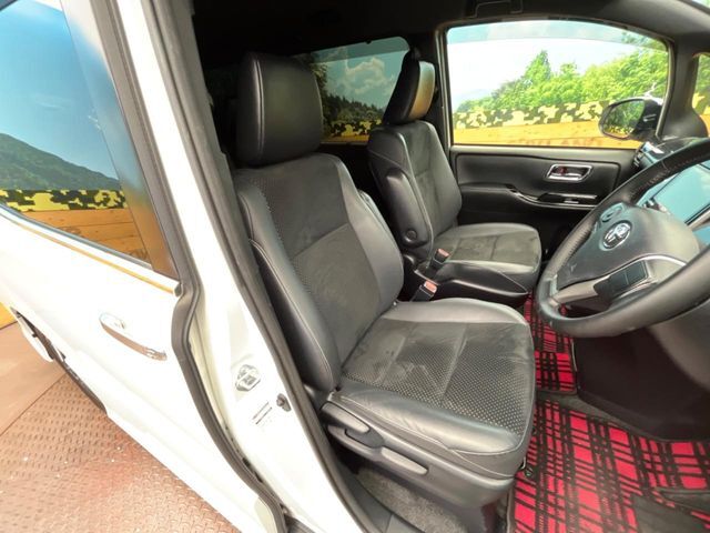 運転席シート廻りは使用感も少なく、良好な状態となっています。丁寧に使われていたことがよくわかりますね。