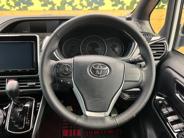 【純正革巻きステアリング】上質な革を使用することで、手にしっかり馴染みとても運転しやすいハンドルです♪