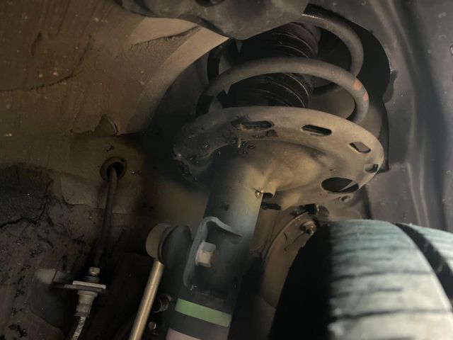 お車を安心してお乗りいただく為には、足回りの定期点検が欠かせません。サービスサポート（有償保証）では無料点検もご提供しており、安心のカーライフをお過ごしいただけるサポート体制が整っています。