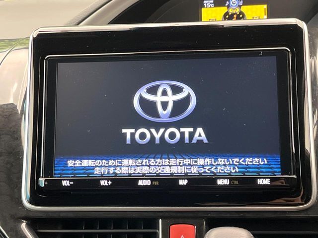 【メーカー純正9インチナビ】インテリアに溶け込むスタイリッシュな「専用設計」メーカーナビを装備♪視認性や操作性など基本性能にも優れ、より上質なカーライフをお楽しみいただけます。