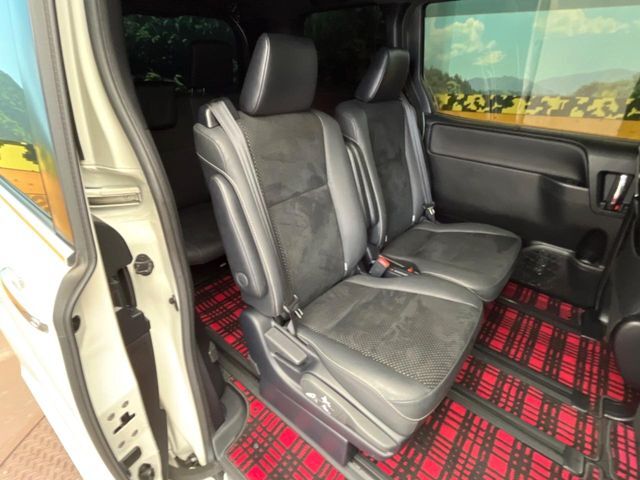 後部座席も気になるようなキズ・汚れやへたり等、大きなダメージはなく、良好な状態です。