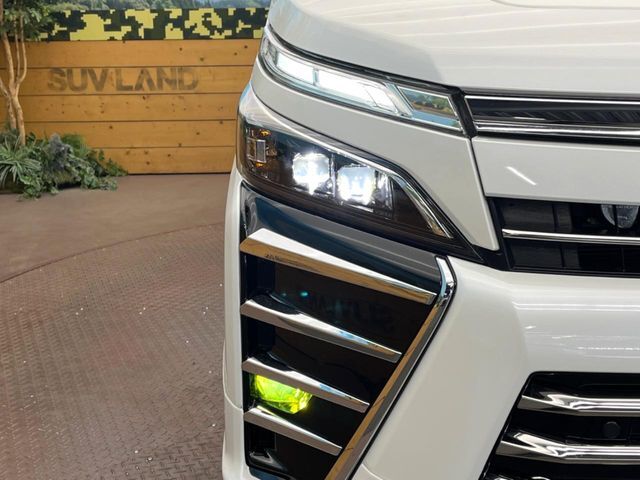 【LEDヘッドライト】悪天候や夜間走行時も良好な視界を確保し安心して運転できる高輝度LEDヘッドライトを装備！点灯速度が早く、消費電力も抑えられています。