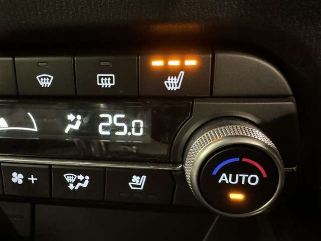 【オートエアコン】お好みの温度に設定して頂くと、車内の温度を自動調整♪快適にクルマの中を過ごして頂けます。