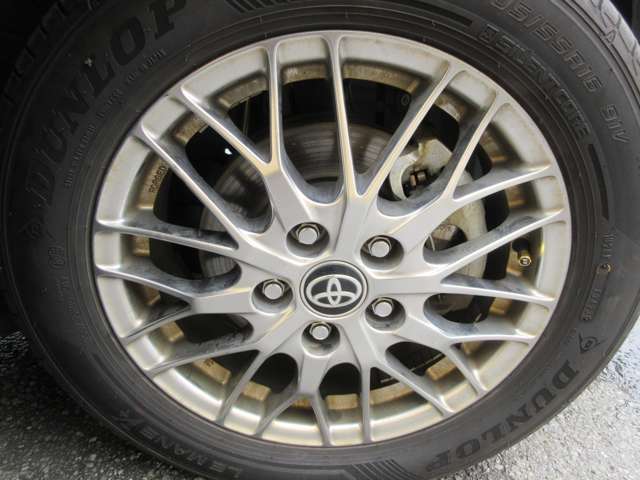 ABSとは、アンチロック・ブレーキシステムの略。フルブレーキ時に車輪のロックを防ぐことで、車両の安定を図るとともに操舵を可能にする装置。各車輪ごとに制御され、悪天候時など特に効果が大きい。