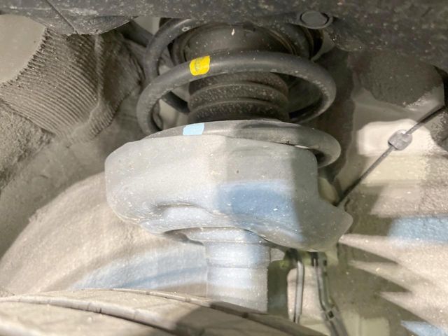 お車を安心してお乗りいただく為には、足回りの定期点検が欠かせません。サービスサポート（有償保証）では無料点検もご提供しており、安心のカーライフをお過ごしいただけるサポート体制が整っています。