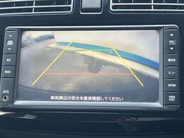 【バックカメラ】駐車時に後方がリアルタイム映像で確認できます。大型商業施設や立体駐車場での駐車時や、夜間のバック時に大活躍！運転スキルに関わらず、今や必須となった装備のひとつです！