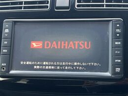 【純正ナビ】人気の純正ナビを装備しております。ナビの使いやすさはもちろん、オーディオ機能も充実！キャンプや旅行はもちろん、通勤や買い物など普段のドライブも楽しくなるはず♪