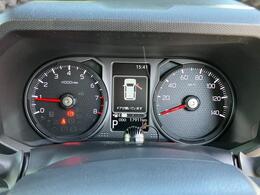 メーターパネルはタコメーター付きで中央部にはカラー液晶インフォメーションディスプレイを内蔵した先進的なデザインを採用！