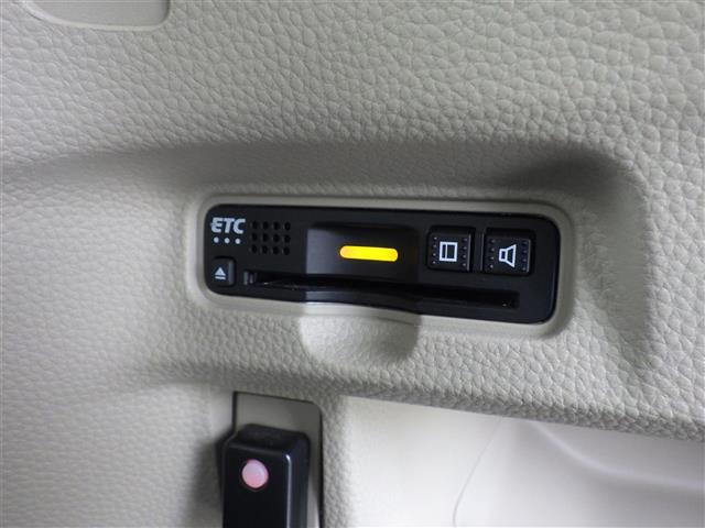 【ETC】有料道路を利用する際に料金所で停止することなく通過できる、ETC車載器（ノンストップ自動料金収受システム機器）が装備されています。セットアップを行うことで利用可能になります。