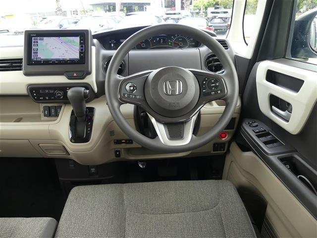 【運転席】座り心地が良いシートなので長時間の運転でも快適にお過ごしいただけます。新品のフロアマットのご注文も可能です。掲載箇所以外にご希望の写真がございましたらお気軽にお問い合わせ下さい。