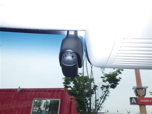 【ドライブレコーダー】映像・音声などの運転中の記録を残します。事故などを起こした起こされた時の証拠になりえますので、もしも時でも安心ですね。
