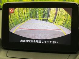 【バックカメラ】駐車時に後方がリアルタイム映像で確認できます。大型商業施設や立体駐車場での駐車時や、夜間のバック時に大活躍！運転スキルに関わらず、今や必須となった装備のひとつです！
