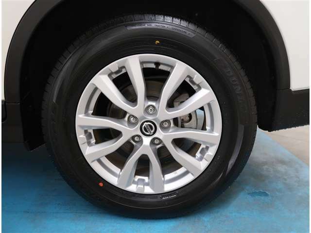 【タイヤ・ホイール】タイヤサイズ225/65R17の純正アルミホイールです。タイヤ溝は約7mmになります。