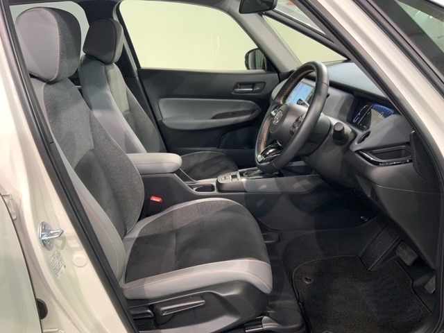 程よい硬さとホールド性が高くロングドライブも疲れにくいシートです。