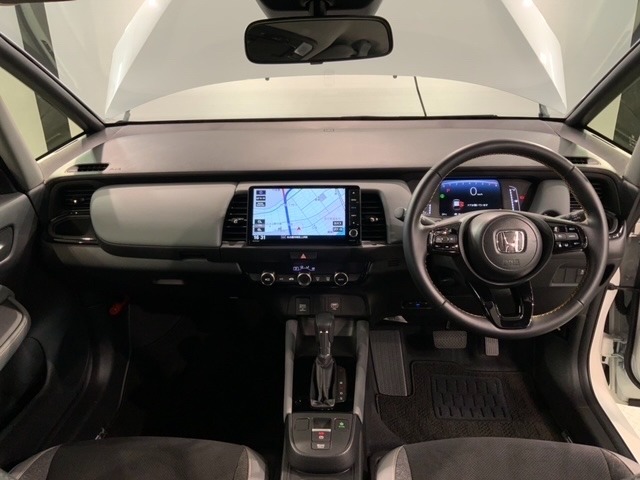 使いやすいレイアウトのダッシュボード周辺です。オートエアコンや小物入れなど嬉しい装備が満載です。