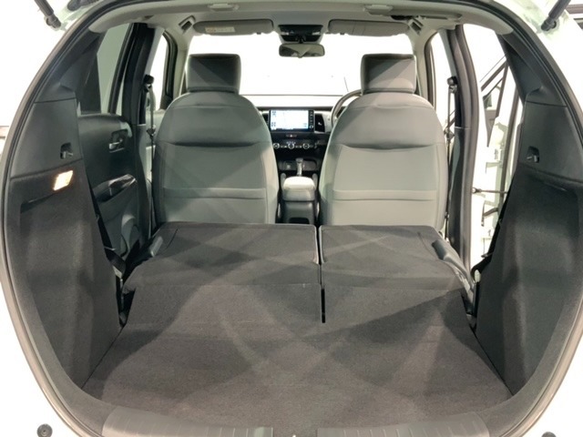 リア席を倒せば広々とした空間の出来上がり！床が低くフラットになり、天井までの高さがありますので積載が便利です。