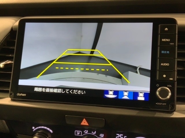 リバースギアに入れるだけで後方の表示へ切り替わります。夜間や雨の日の駐車も楽になりますよ。