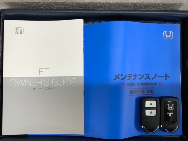 スマートキーは鍵をバッグに入れたままでもドアロックの開閉やエンジンのON・OFFができます。夜間や雨の日も鍵を探さなくて良いので便利です。