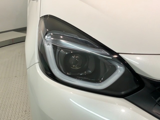 LEDヘッドライトは、点灯の瞬間から最大光量を発揮し、突然暗くなるトンネルなどでの安定感を高めます。